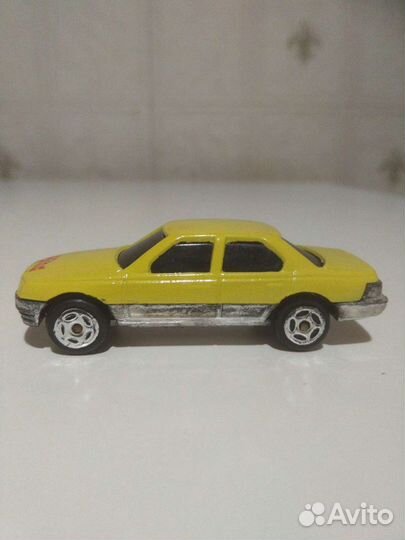 Игрушечный автомобиль