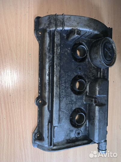 Клапанная крышка левая VW passat B5 /audi A4