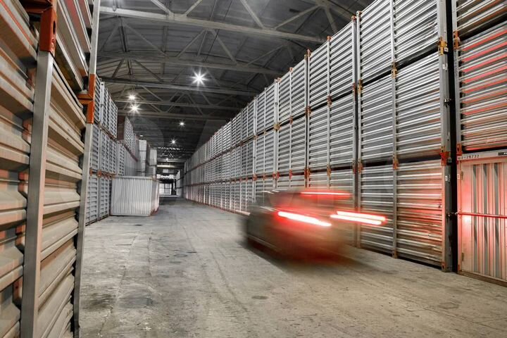 Кладовка для хранения вещей с балкона