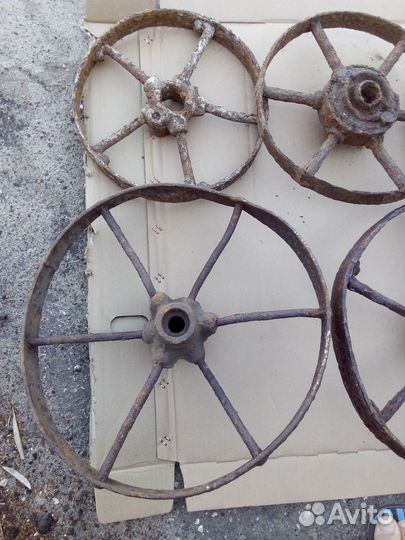 Старинные кованные колеса