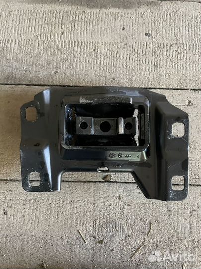 Опора двигателя левая на Mazda 3 BK 2003-2009