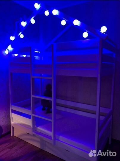Двухъярусная кровать домик