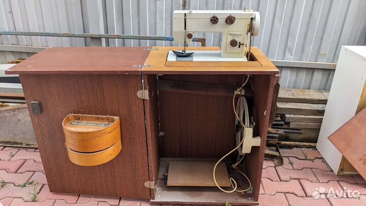 Швейная машина Чайка 143