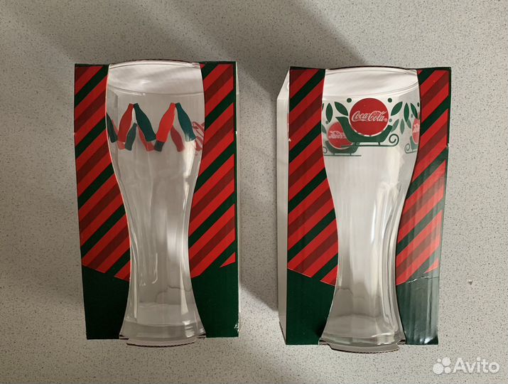 Стаканы Coca cola и елочные игрушки