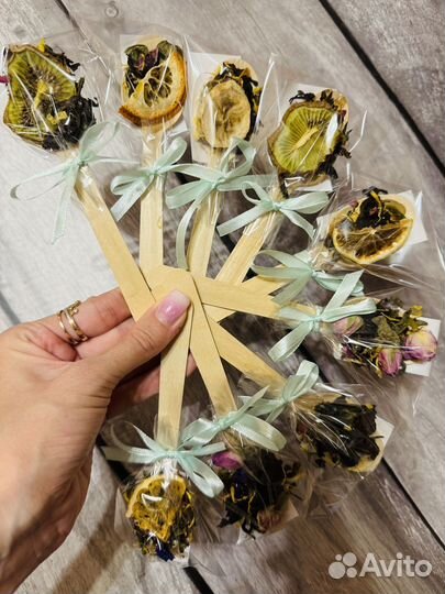 Чайные ложечки с ароматным чаем