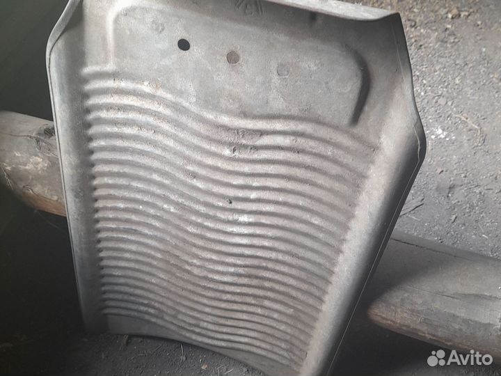 Керосиновая лампа,глинянные горшки,чугунок