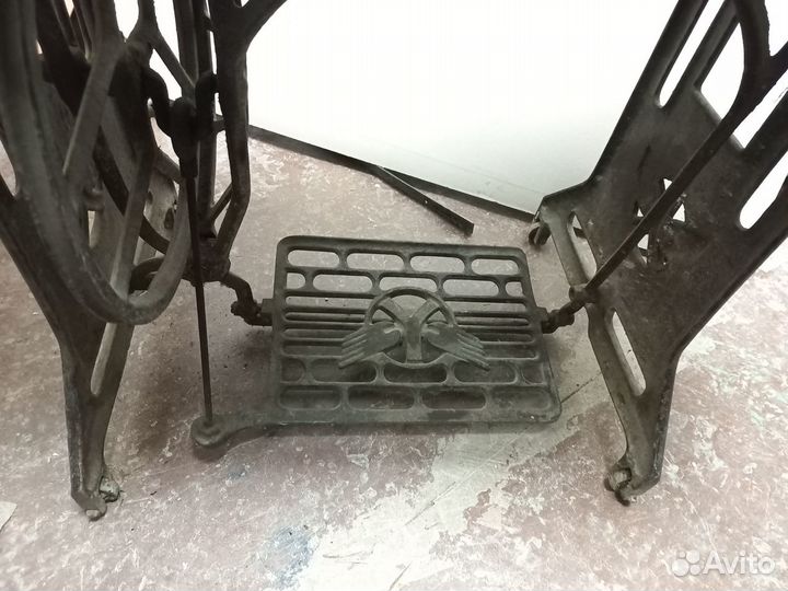 Старинная швейная машинка.Антикварная машинка