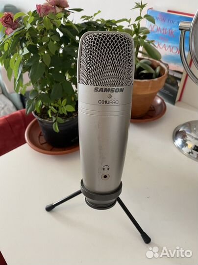 Студийный конденсаторный микрофон