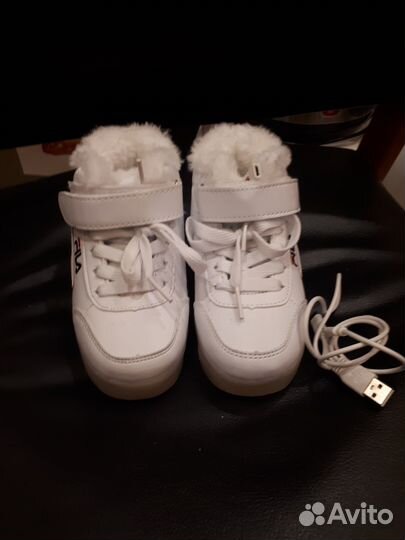 Кроссовки на меху с подсветкой новые