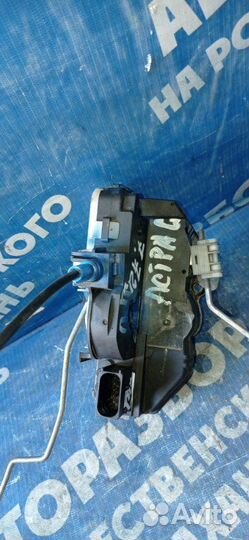 Передний правый замок двери Opel Astra J хэтчбек