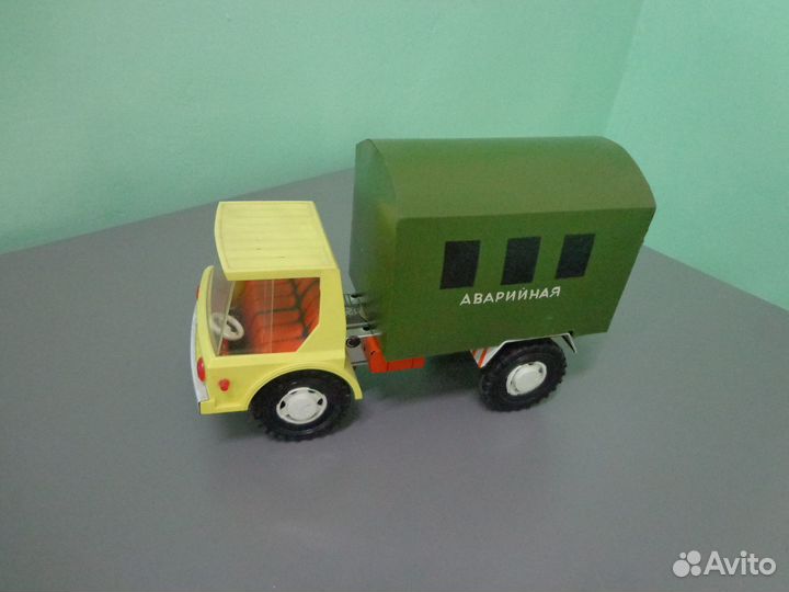 Железная игрушка - машинка СССР механическая