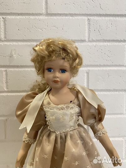 Кукла фарфоровая коллекционная 40см на подставке