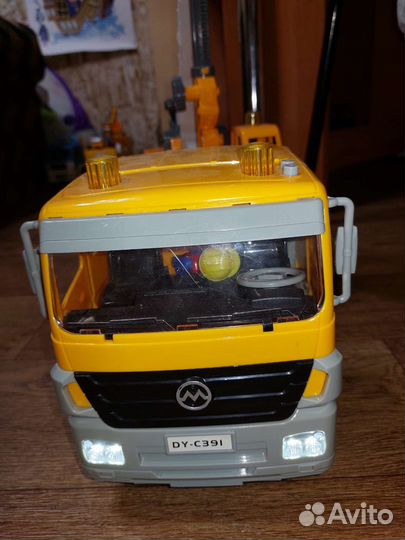 Подъемный кран игрушка