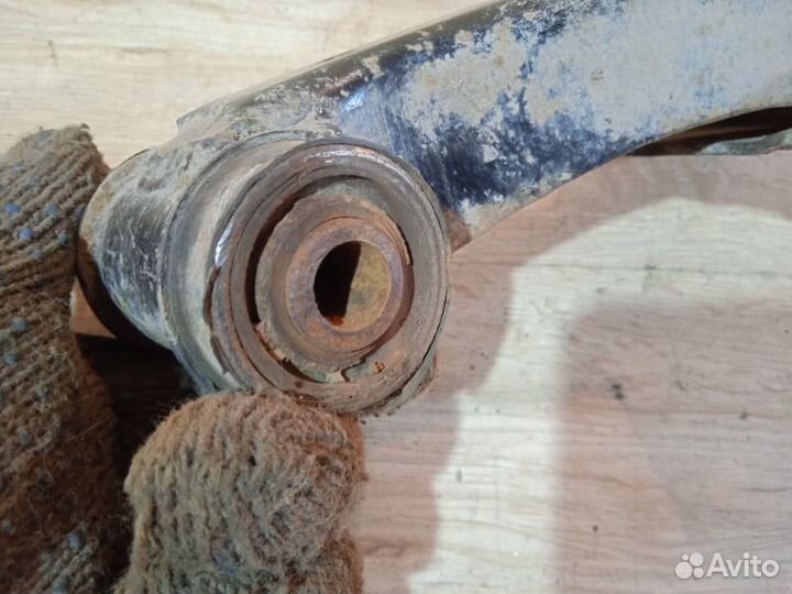 Рычаг верхний передний левый Nissan Bluebird U14