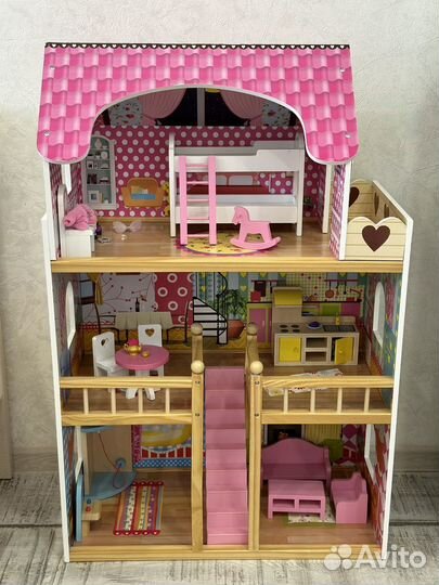 Большой кукольный домик с мебелью