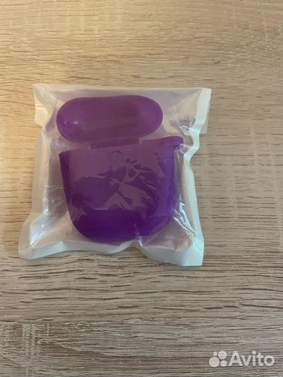 Чехлы и старые китайские аирподсы