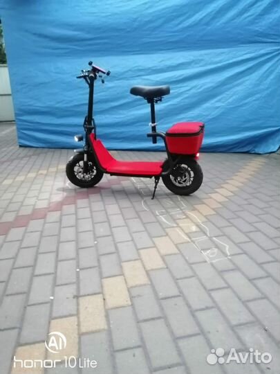 Электросамокат с сиденьем и корзиной