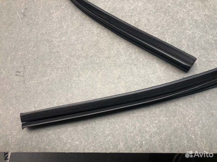 Уплотнитель стекла двери передний левый Renault