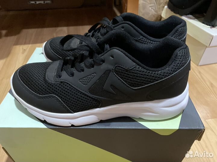 Кроссовки женские 37 размер