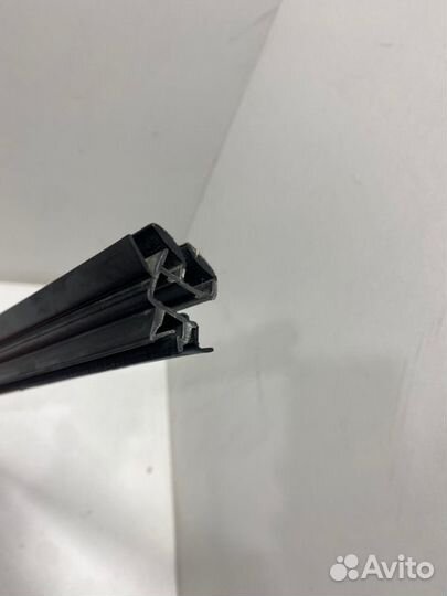 Уплотнитель стекла двери задний правый Toyota