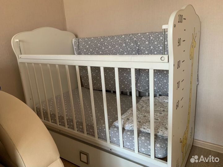 Детская кроватка с маятником и ящиком