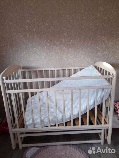 Детская кроватка с маятником и матрасом новые