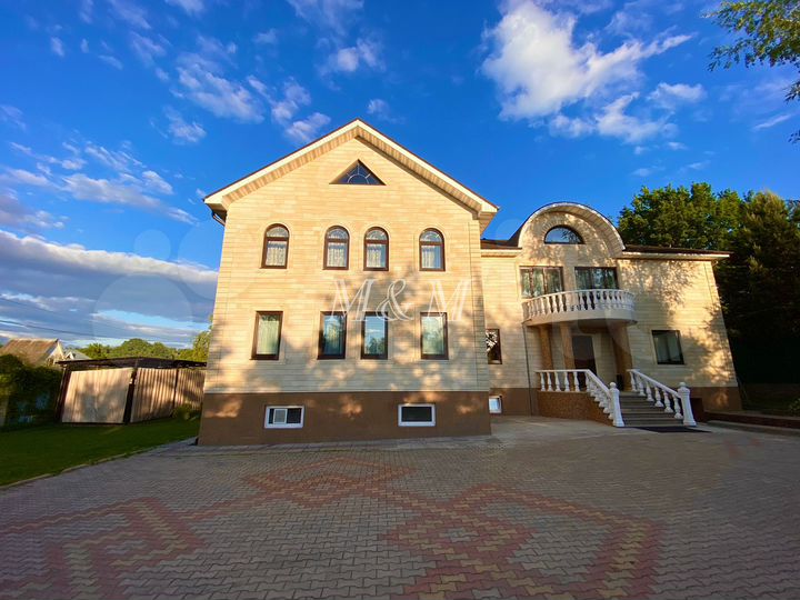 Коттедж 900 м² на участке 10 сот.