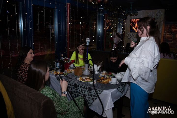 Ведущая и диджей