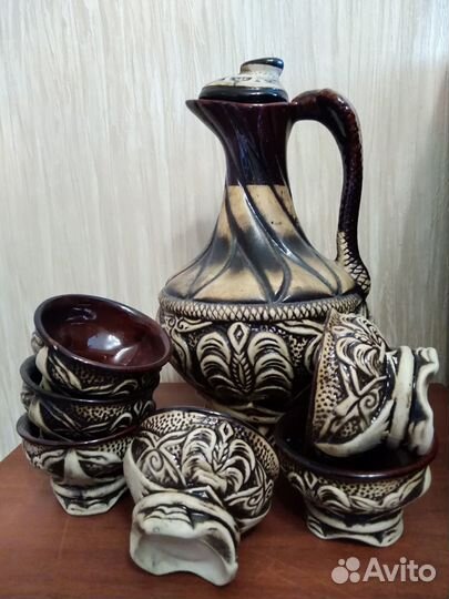Глиняный кувшин с пиалами