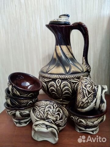 Глиняный кувшин с пиалами