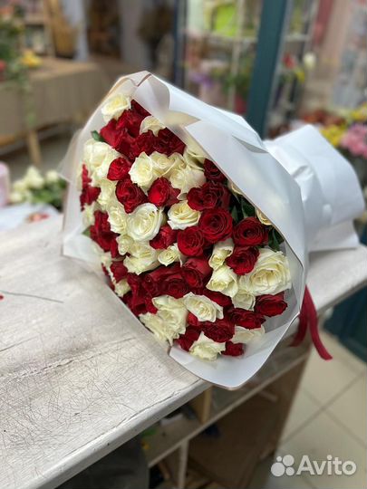 Бело-красные розы