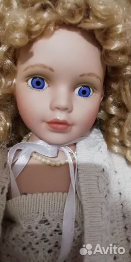 Кукла фарфоровая