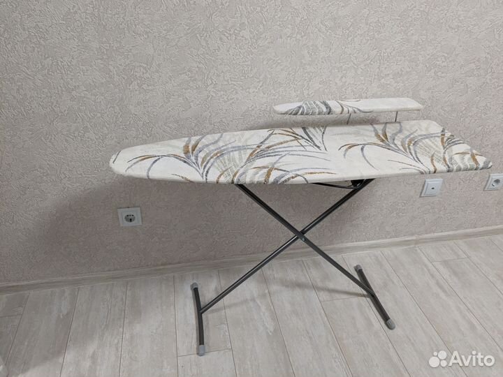 Гладильная доска с подрукавником и розеткой