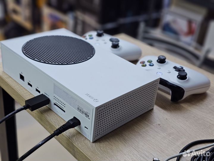 Xbox Series S 2 геймпада + 500 игр