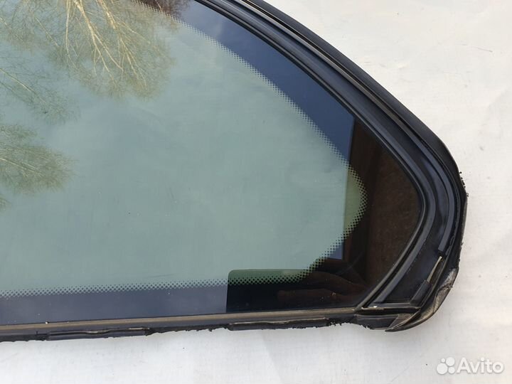 Левое стекло багажника BMW e61