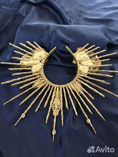 Золотая Корона розы лучи