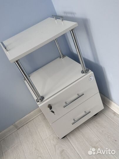 Тумбочка на колеснках