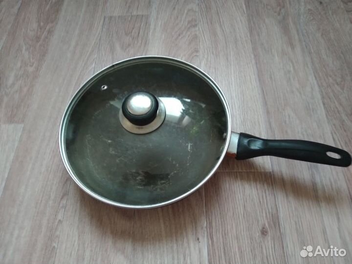 Сковорода и разделочная стеклянная доска