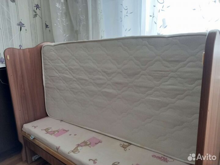 Детская кровать и 2 матраса