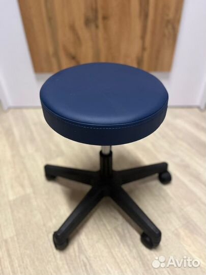 Стул для мастера педикюра