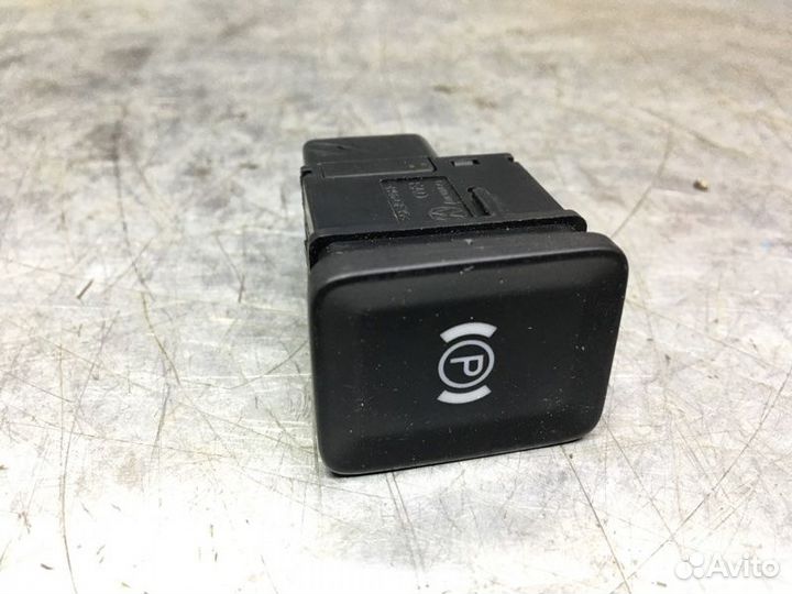 Кнопка фиксатора стояночного тормоза Volkswagen