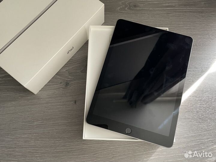 iPad 9.7 6 поколение 2018 (+ 3 чехла)