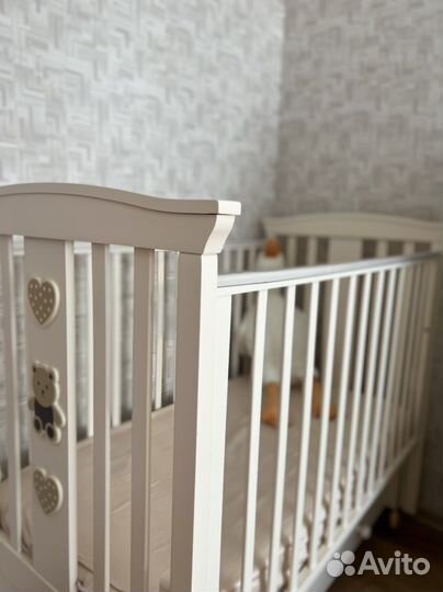Детская кроватка с продольным маятником