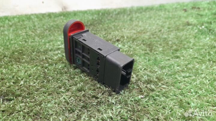 Кнопка аварийной сигнализации Mitsubishi Pajero