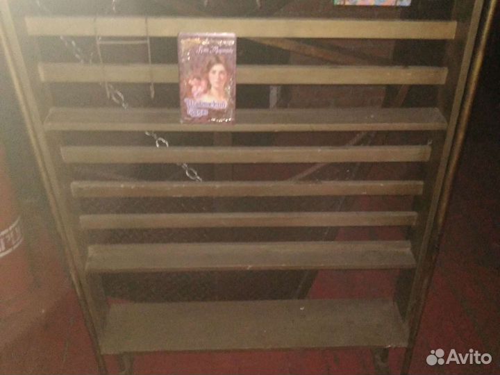 Полка для книг и антуража