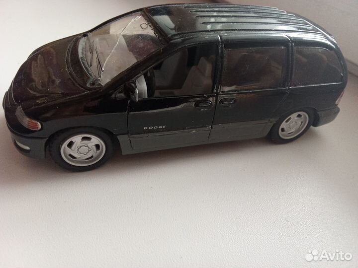 Модель Dodge Caravan. 1/32. Kinsmart 2000е