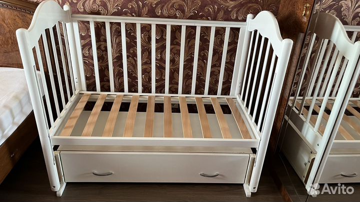 Детская кроватка с маятником