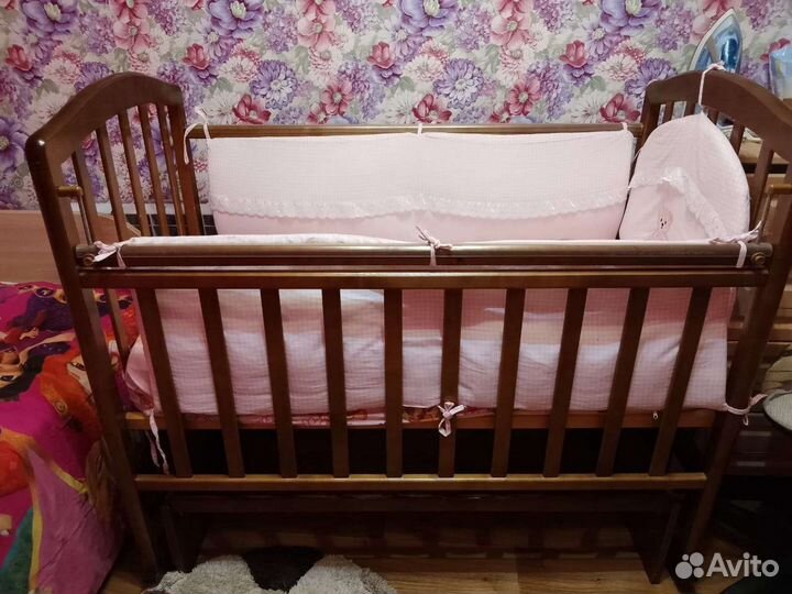Детская кроватка с поперечным маятником