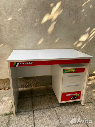 Стол письменный с полкой для книг