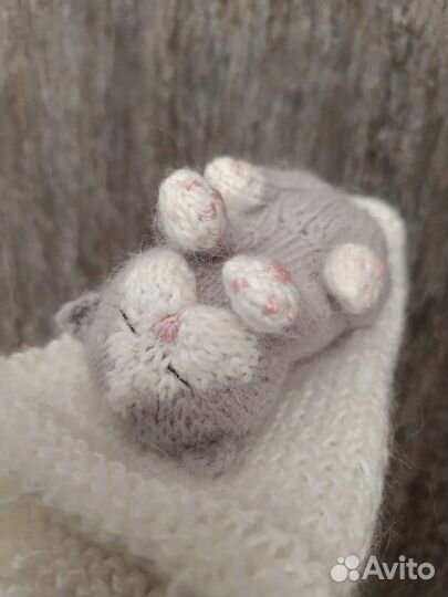 Вязанная игрушка.новорожденный котëнок